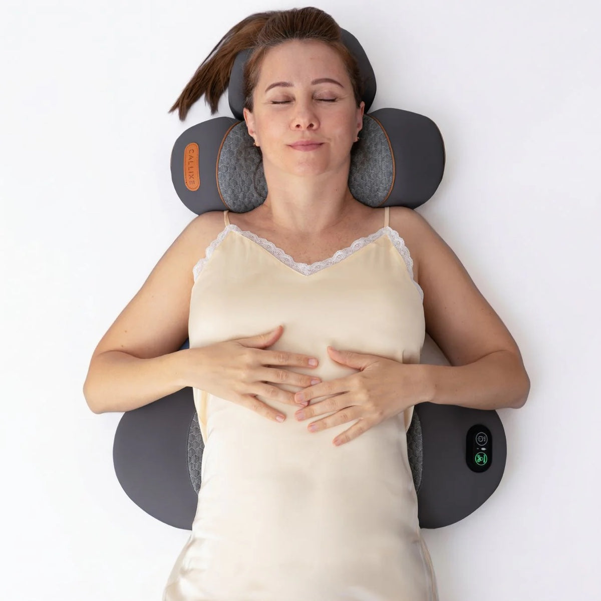 אישה שוכבת בנוחות עם BackPulse